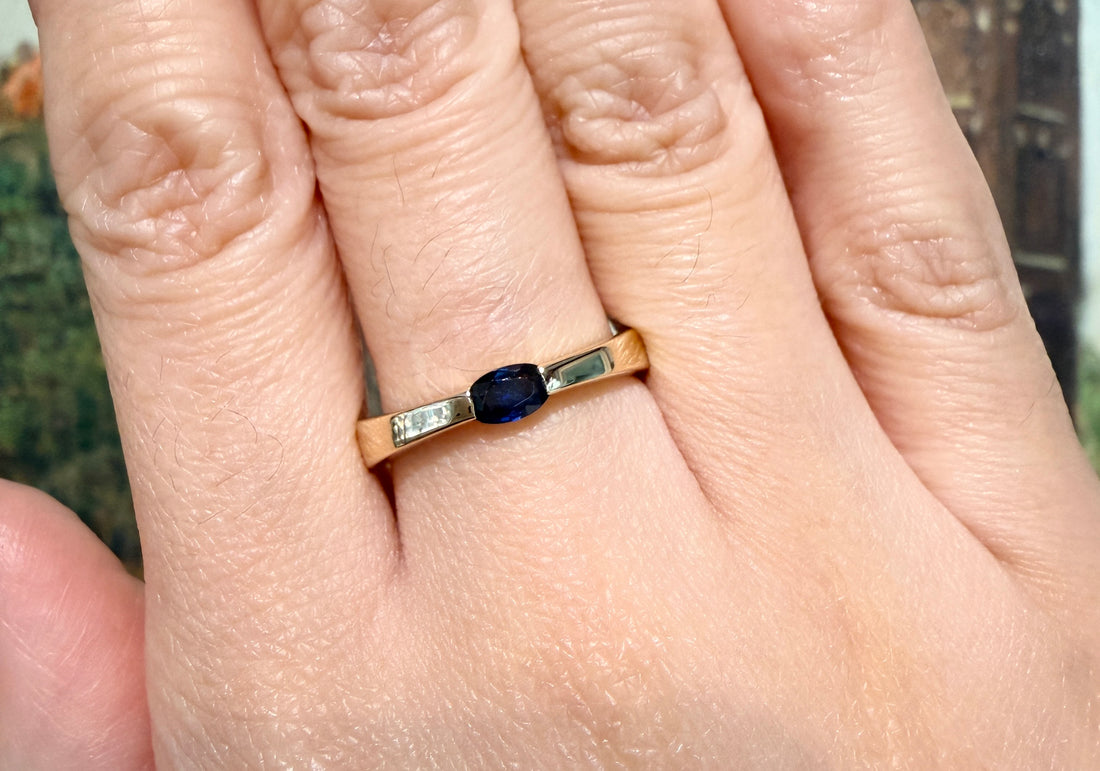 Single stone sapphire ring
