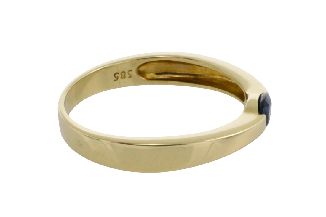 Single stone sapphire ring