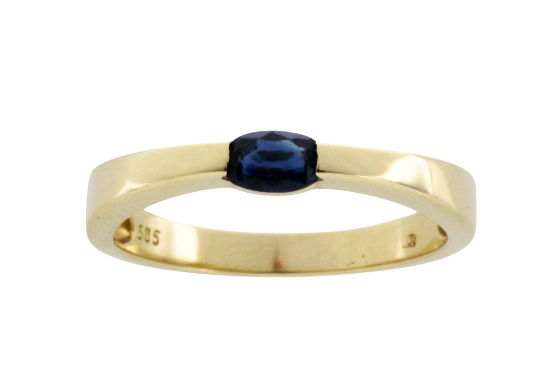 Single stone sapphire ring