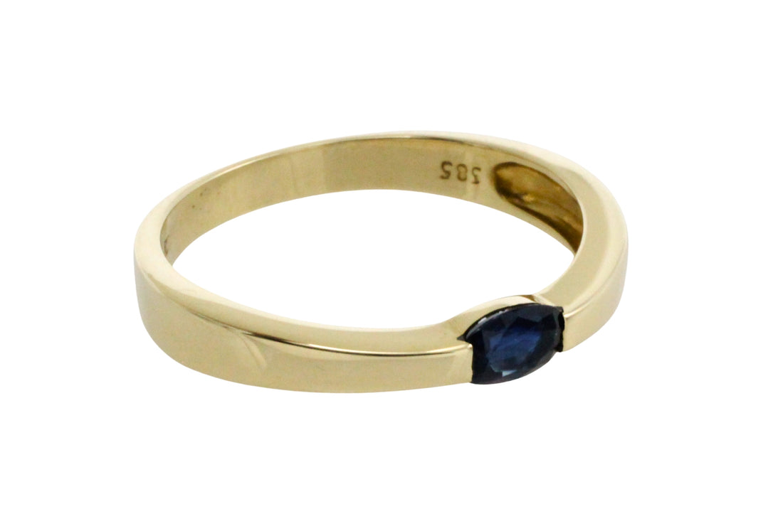Single stone sapphire ring