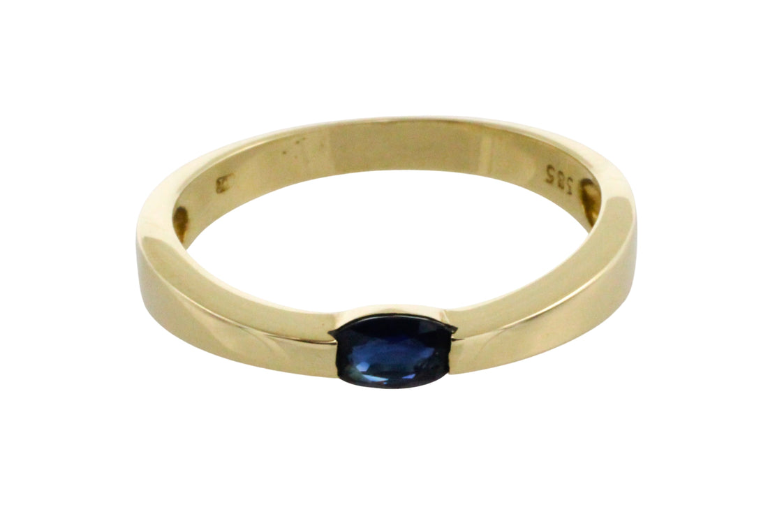 Single stone sapphire ring