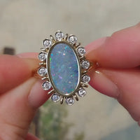 14 karaat gouden ring met een doublet opaal en diamant