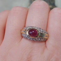 Gouden ring met cabochongeslepen robijn en diamanten