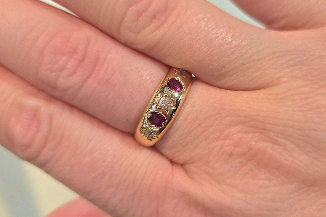 Robijn en oud geslepen diamanten gypsy ring uit 1905
