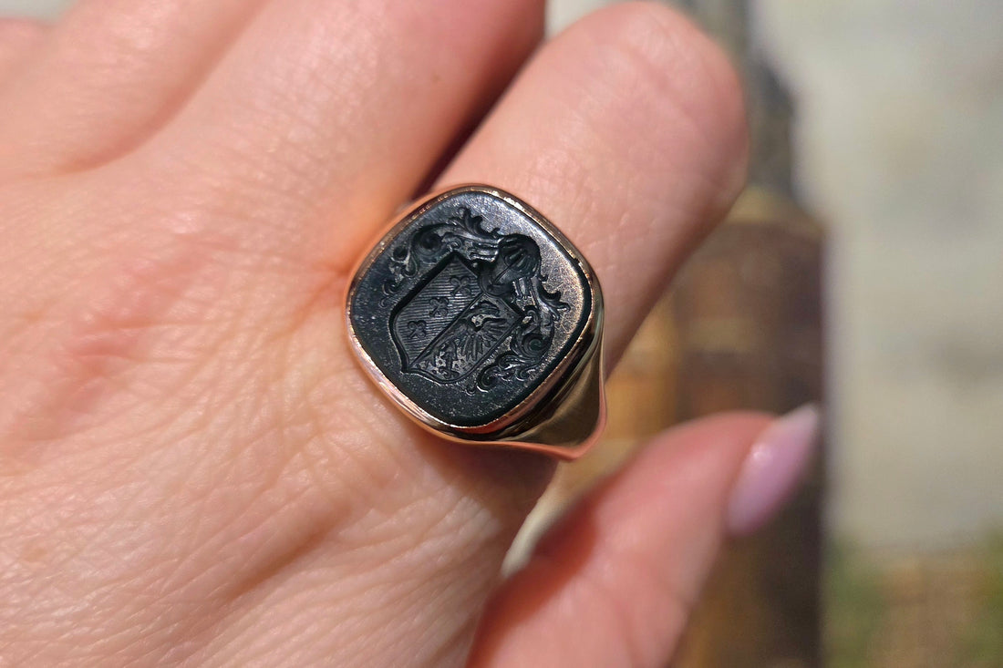 Vintage 18 carat gold signet ring with jasper intaglio