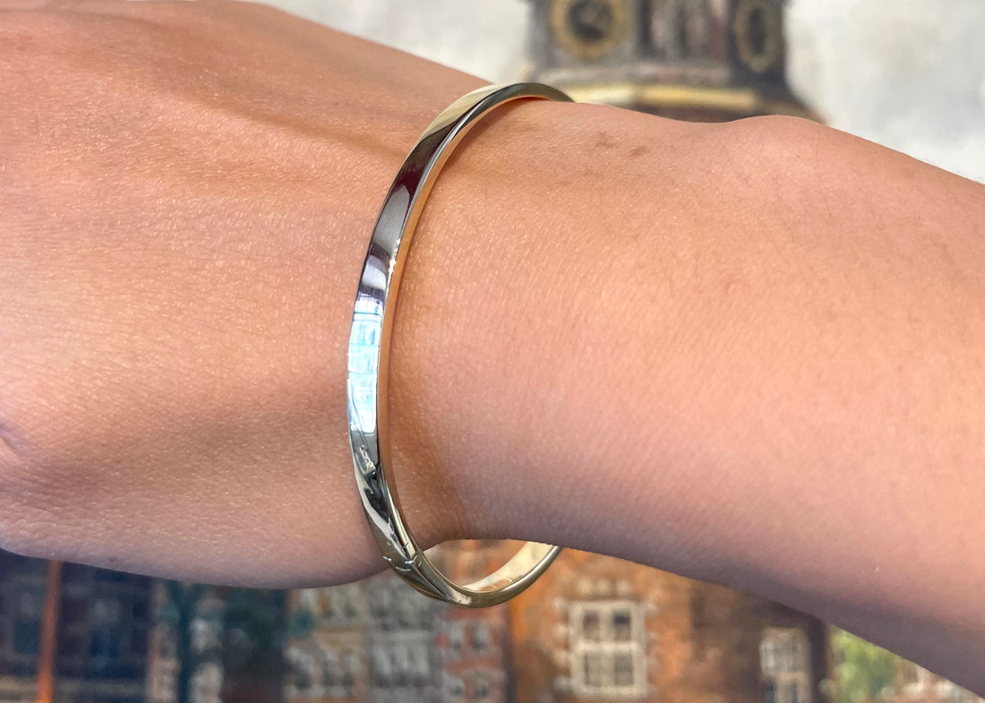 Hinged bangle in 14 carat gold