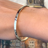 Hinged bangle in 14 carat gold
