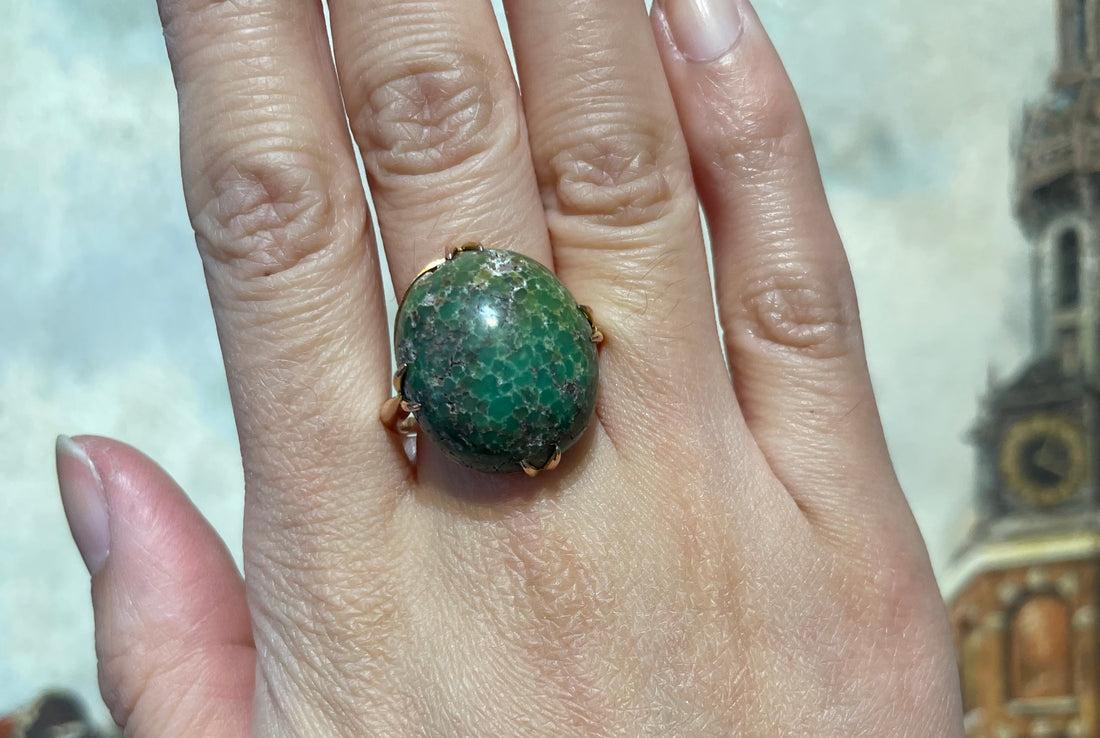 Cabochon turquoise ring in 18 carat gold