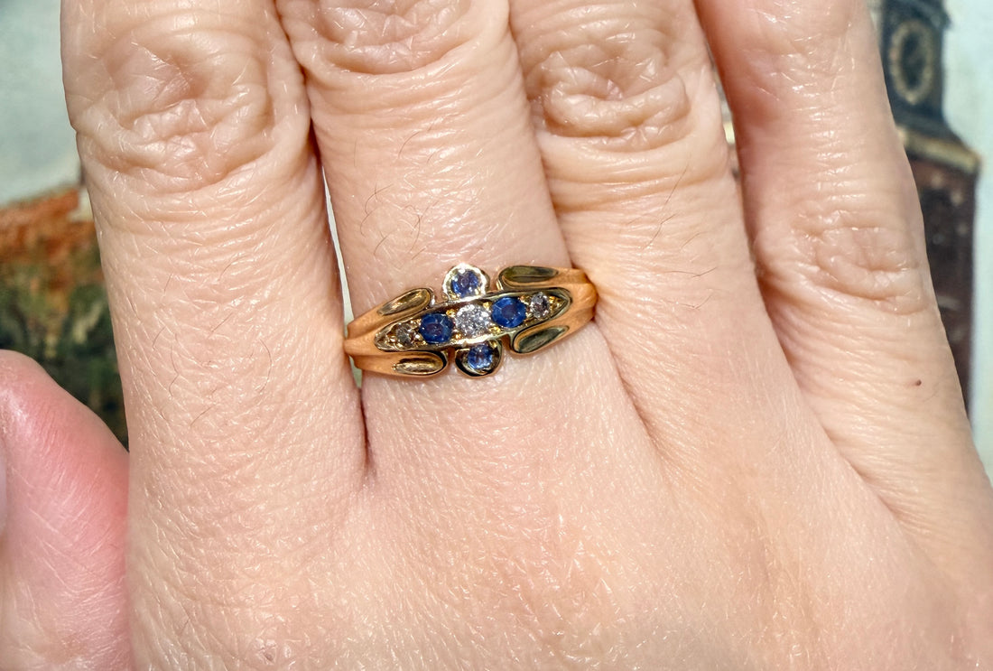 Victoriaanse ring uit 1899 met saffier en diamant