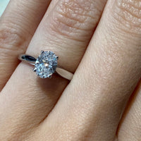 Oval diamond solitairte ring in platinum