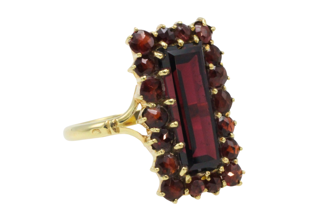 Rectangular garnet ring in 14 carat gold