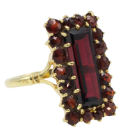 Rectangular garnet ring in 14 carat gold