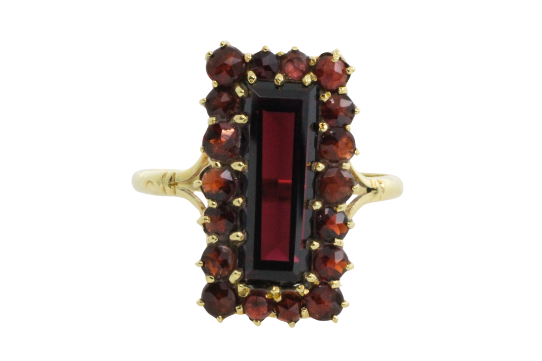 Rectangular garnet ring in 14 carat gold