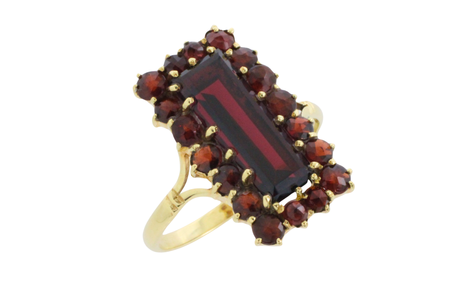 Rectangular garnet ring in 14 carat gold