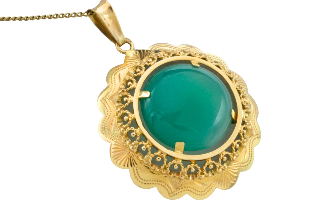 Chrysoprase pendant in 14 carat gold