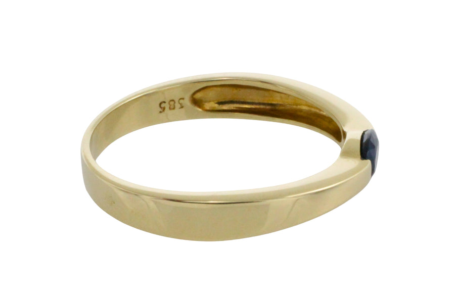 Single stone sapphire ring