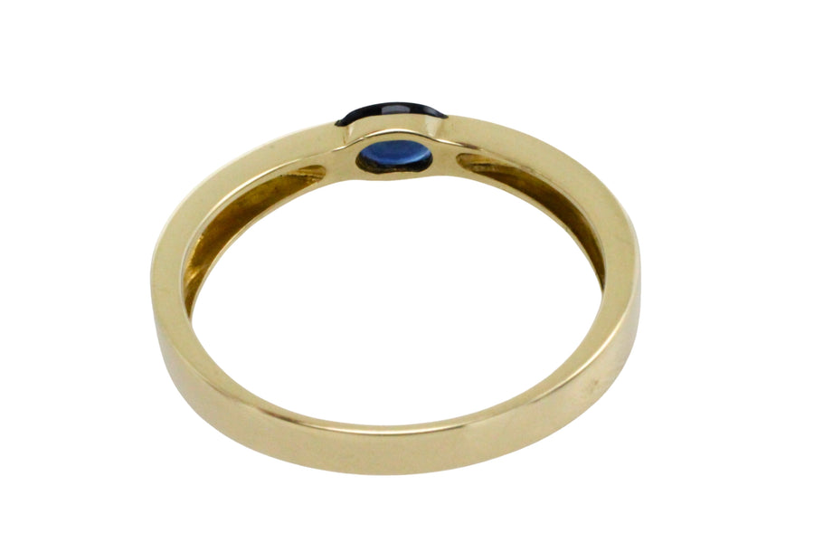 Single stone sapphire ring