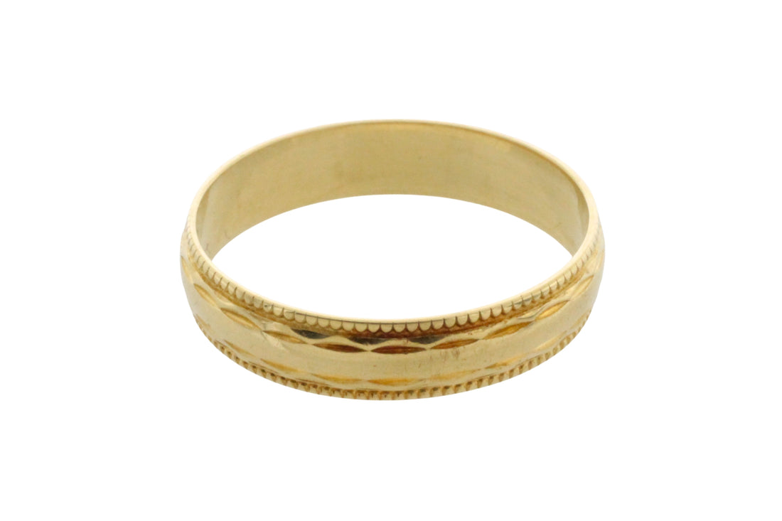 Vintage 18 carat gold band with motif