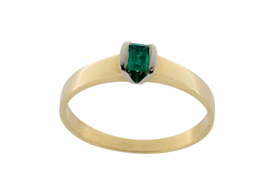 Emerald ring in 14 carat gold