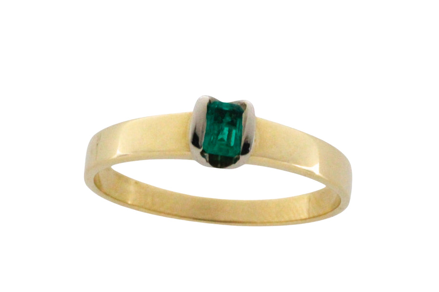 Emerald ring in 14 carat gold
