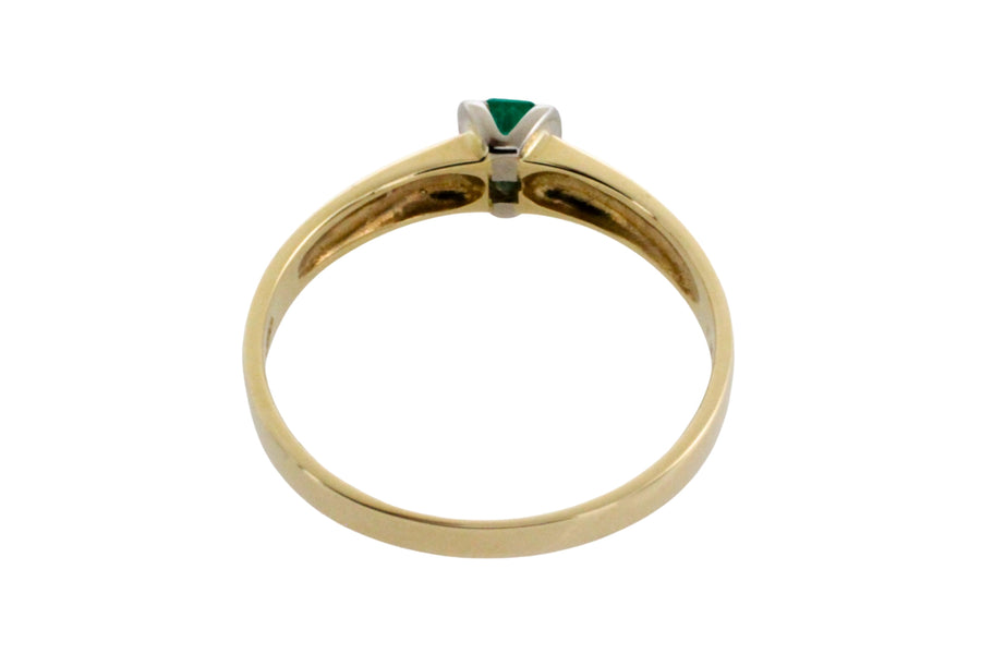 Emerald ring in 14 carat gold