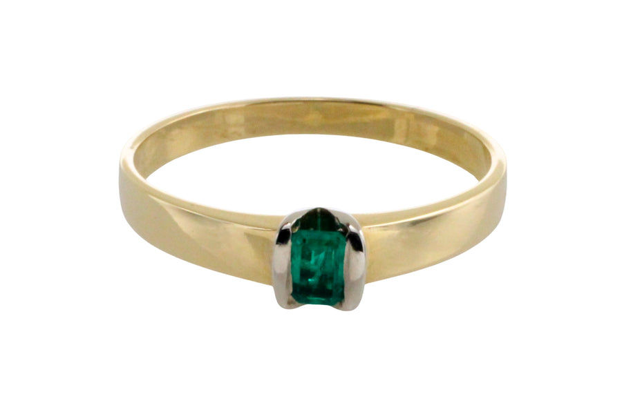 Emerald ring in 14 carat gold