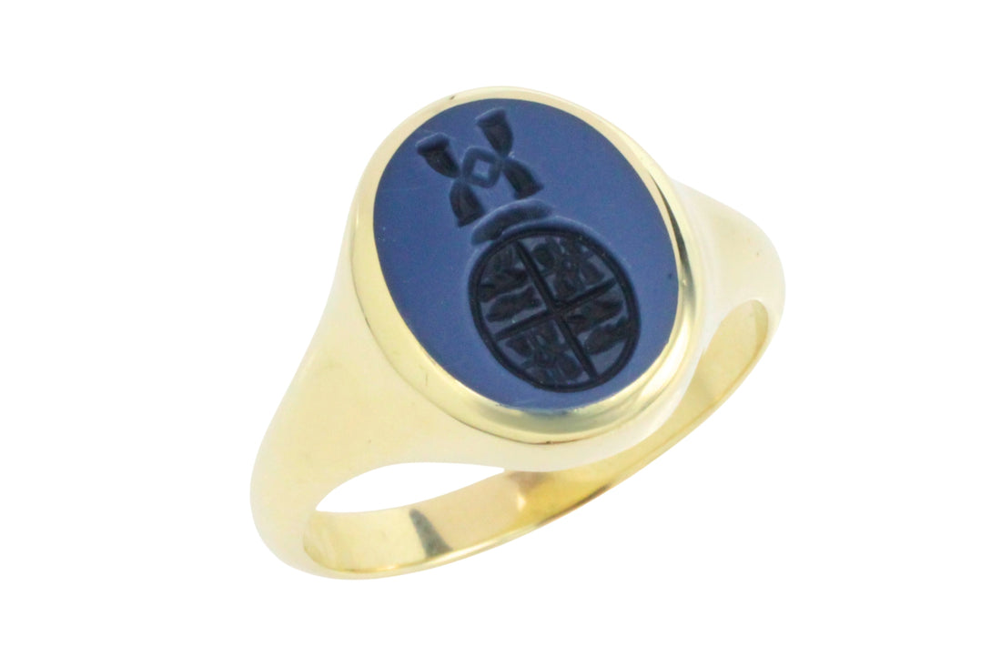 Vintage signet intaglio ring in 14 carat gold