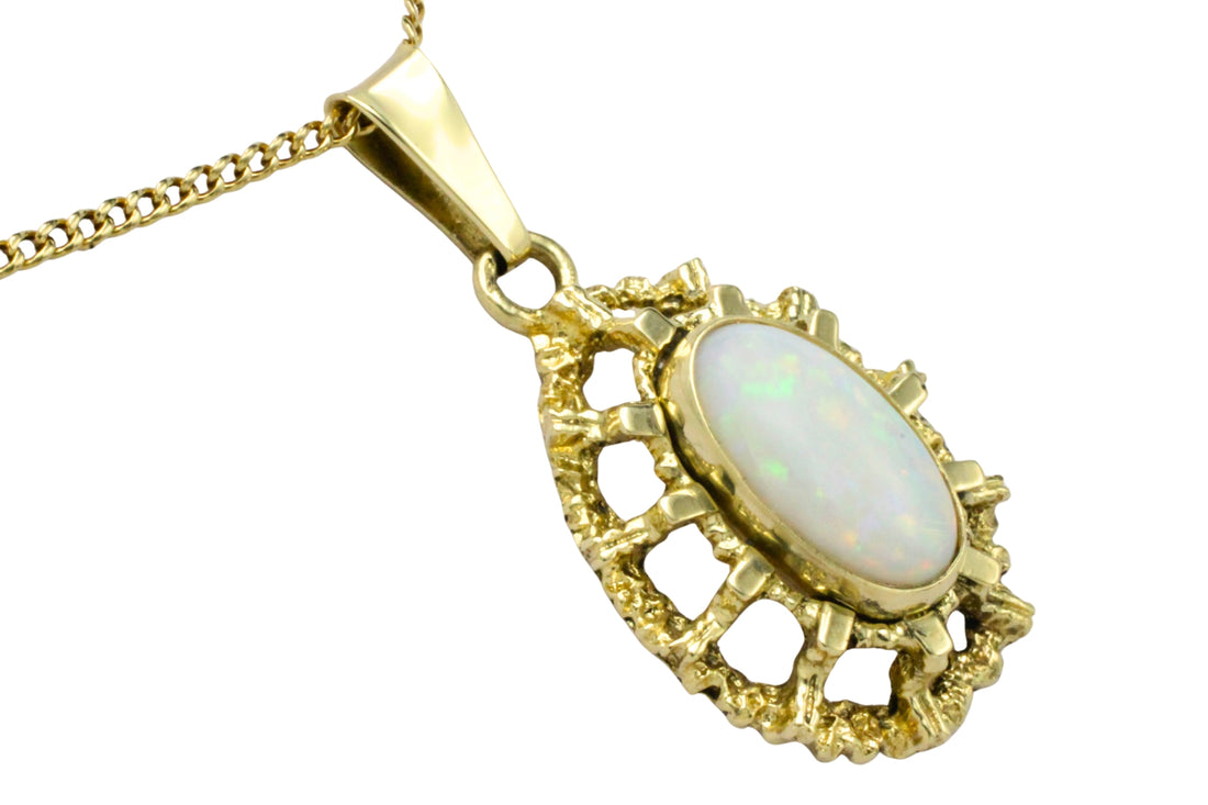 Cabochon opal pendant in 14 carat gold