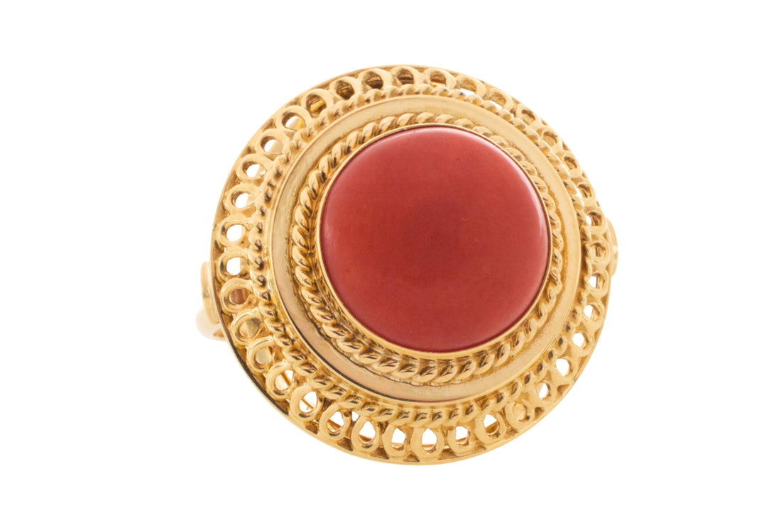 Vintage cabochon ring in 14 carat gold