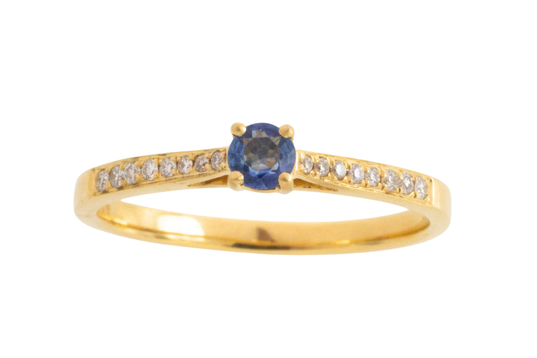 Sapphire and diamond ring in 14 carat gold