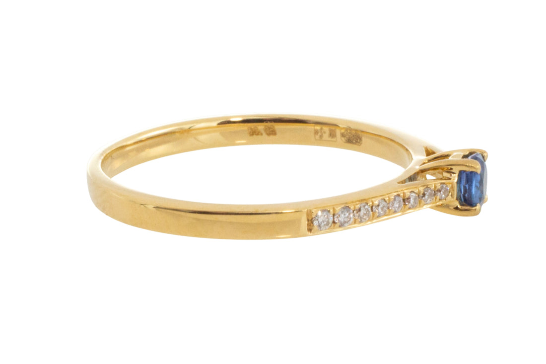 Sapphire and diamond ring in 14 carat gold