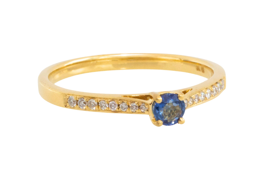 Sapphire and diamond ring in 14 carat gold