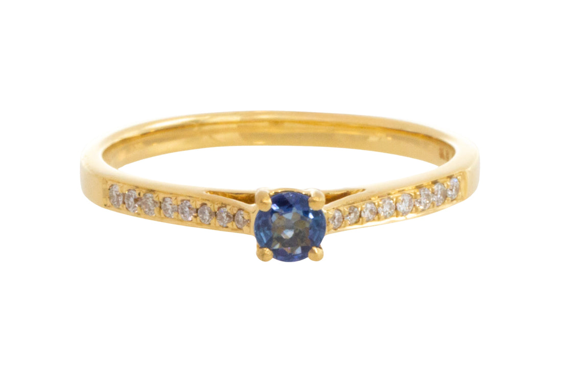 Sapphire and diamond ring in 14 carat gold