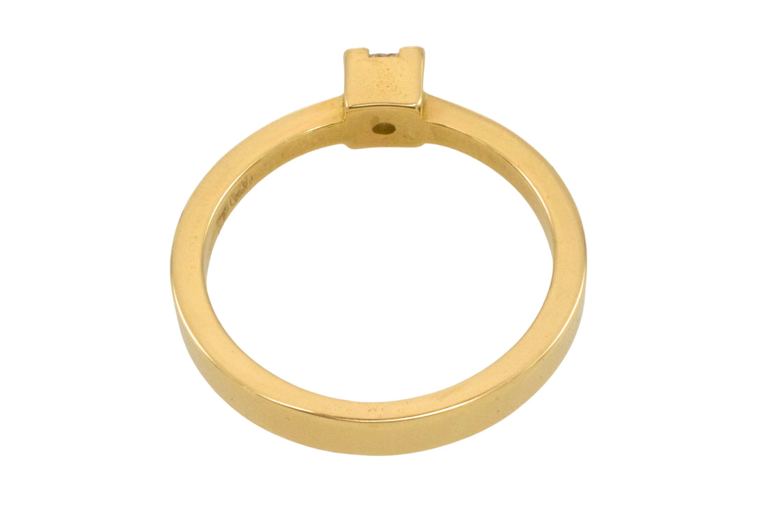 Diamond solitaire ring in 18 carat gold