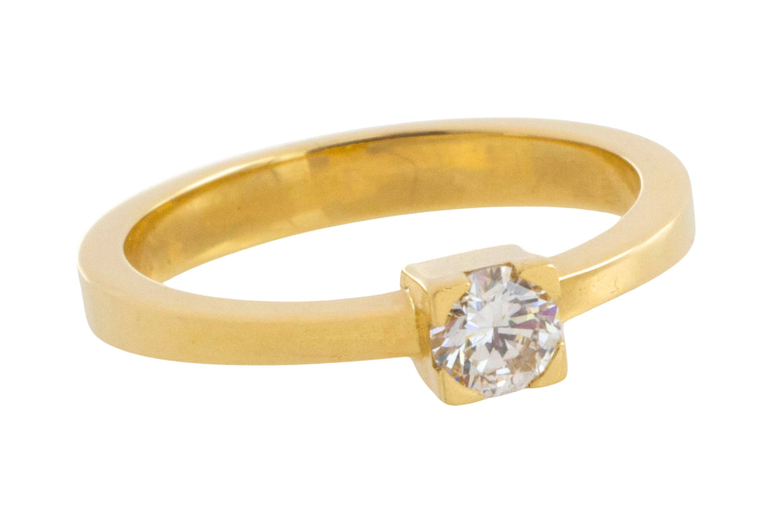 Diamond solitaire ring in 18 carat gold