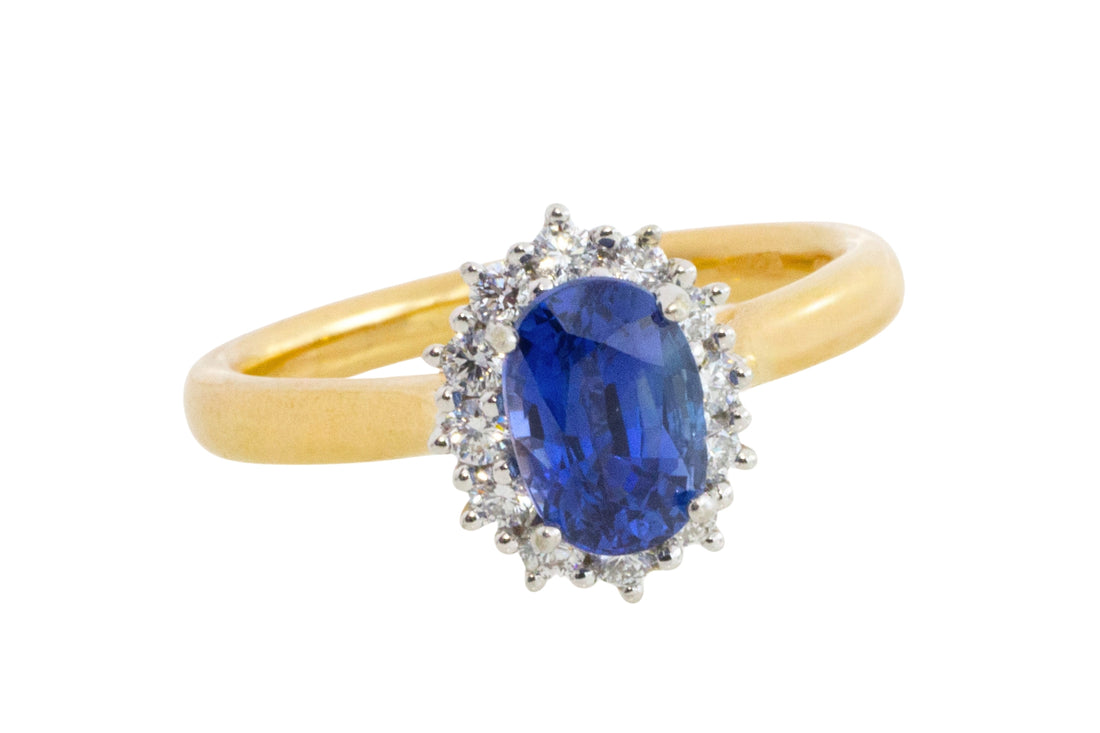 Saffier en diamanten cluster ring van 18 karaat goud