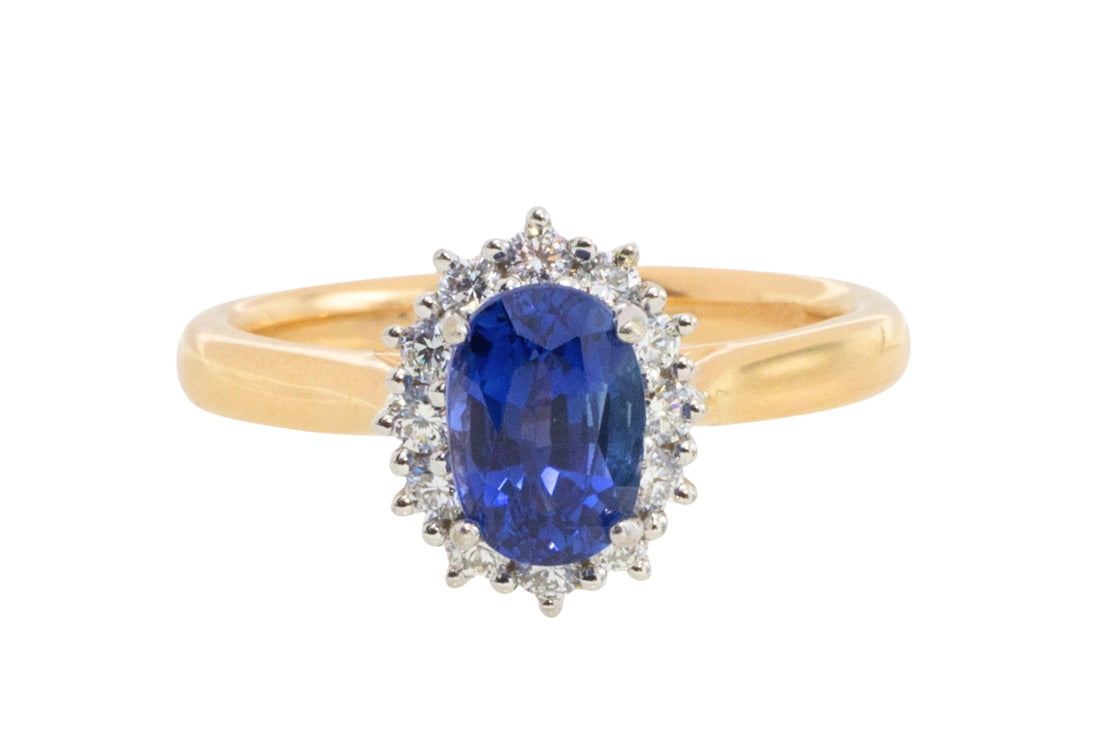 Saffier en diamanten cluster ring van 18 karaat goud