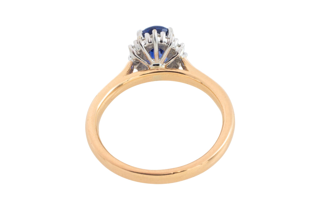 Saffier en diamanten cluster ring van 18 karaat goud