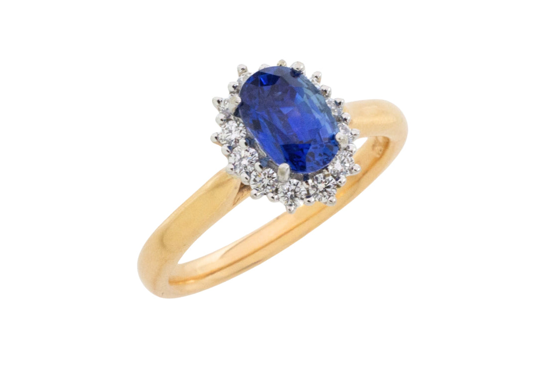 Saffier en diamanten cluster ring van 18 karaat goud