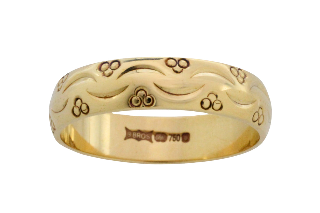 Vintage 18 carat wedding band with motif