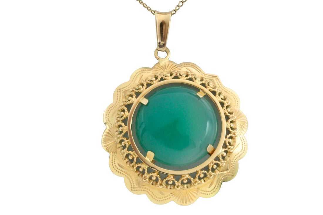 Chrysoprase pendant in 14 carat gold