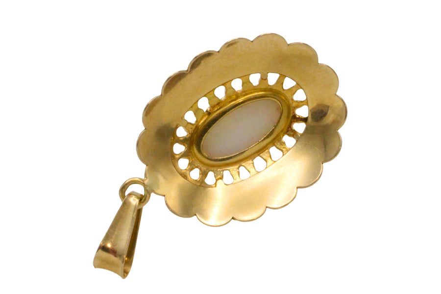 White opal pendant in 14 carat gold