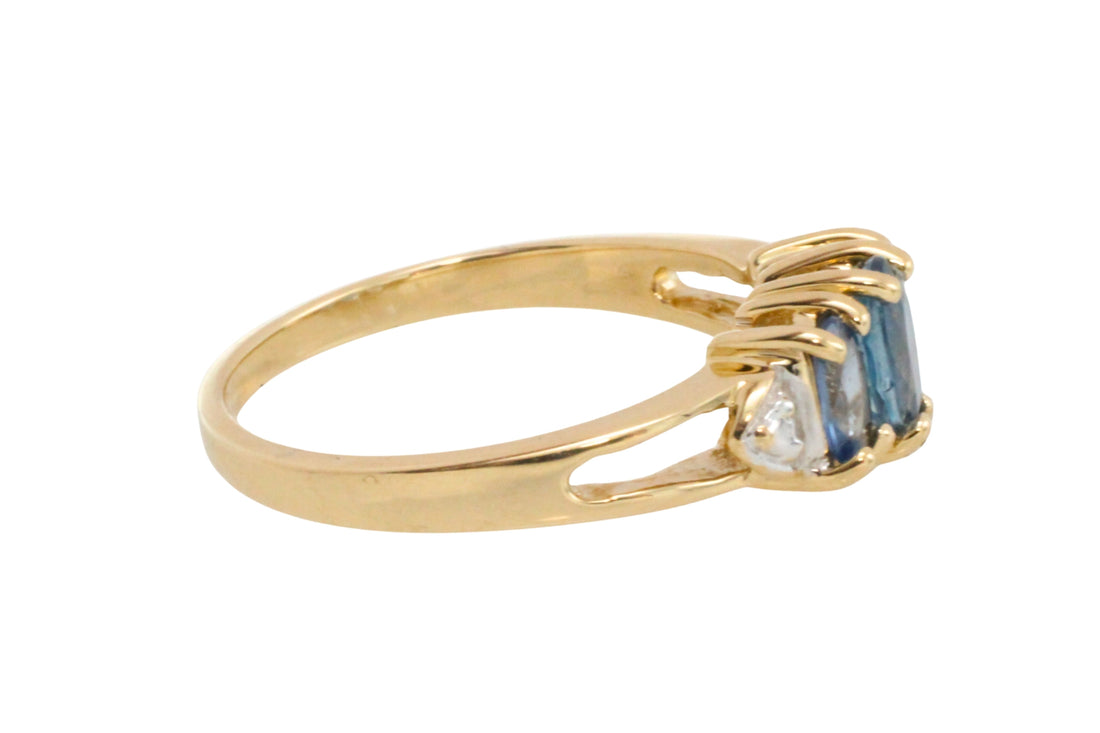 Three stone sapphire ring in 14 carat gold