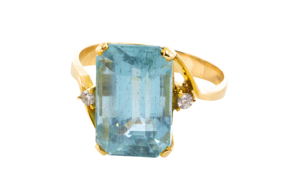 Aquamarine and diamond ring in 14 carat gold