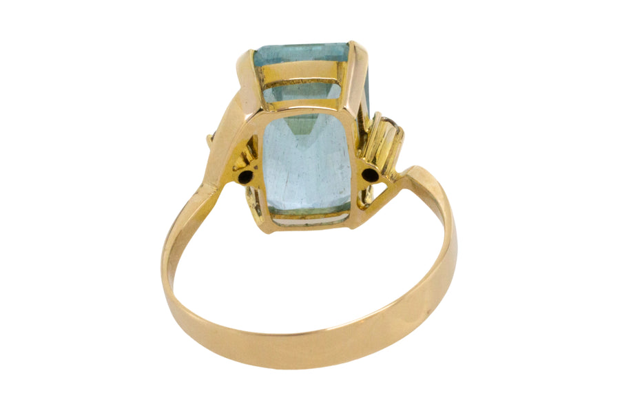 Aquamarine and diamond ring in 14 carat gold