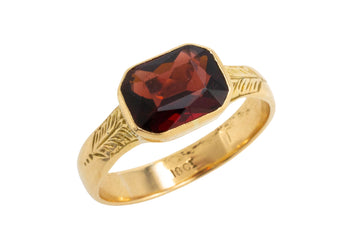 Vintage garnet ring in 18 carat gold