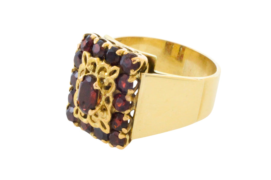Vintage 14 carat gold ring with garnets