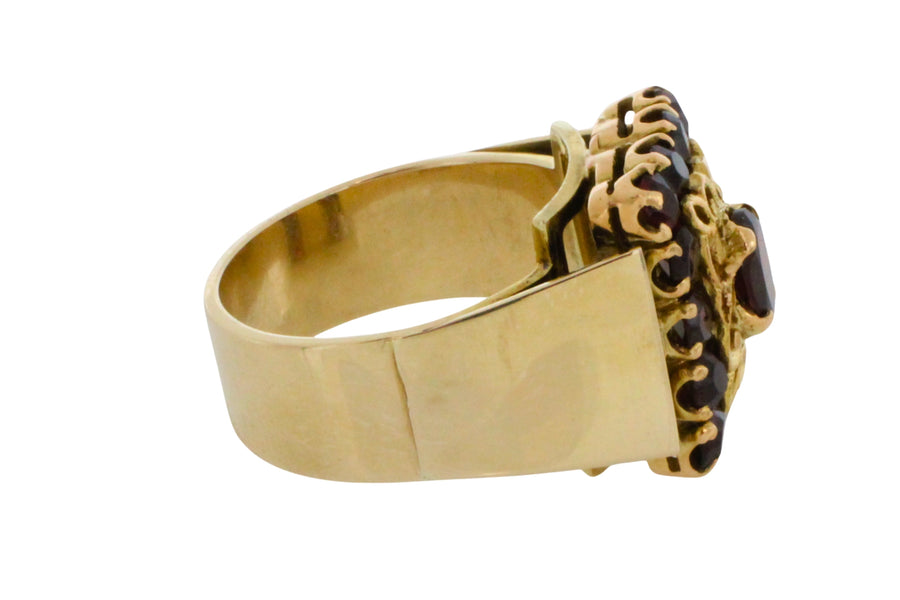 Vintage 14 carat gold ring with garnets