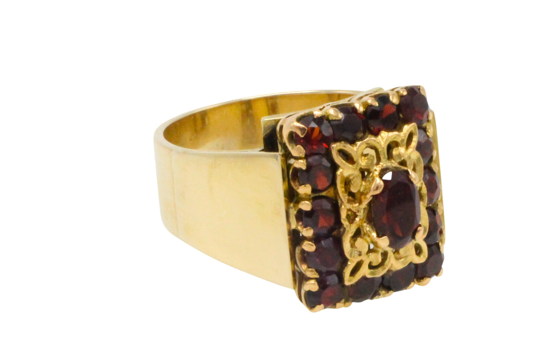 Vintage 14 carat gold ring with garnets
