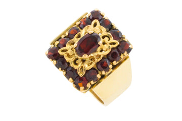 Vintage 14 carat gold ring with garnets